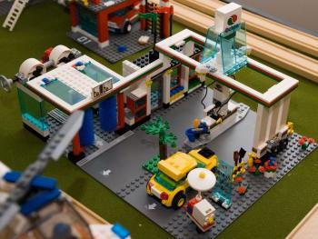 lego-city-7993-service-station.jpg